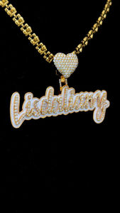 จี้เพชรแบบกำหนดเอง S925โลโก้ตัวอักษรสีเงินประดับเพชรโมอิสชุบทองสำหรับแร็ปเปอร์เคลือบเคลือบหัวใจเครื่องประดับฮิปฮอป - Product Image 3