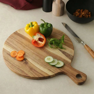 Planche à charcuterie en bois naturel pour servir du fromage, des fruits, du pain, des noix et des apéritifs savoureux lors d'occasions familiales spéciales - Product Image 5