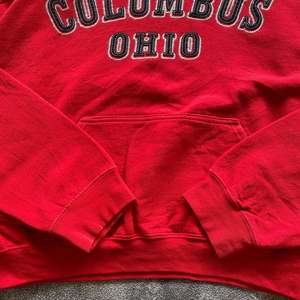Sudadera con Capucha Moderna Personalizada con Gráficos para Hombre, Estilo Urbano Holgado y Desgastado, Sudadera Roja Gruesa de los Ohio State de Columbus para Hombre - Product Image 5