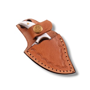Couteau EDC à lame fixe en acier Damas fait main avec manche en résine et étui en cuir, vente en gros OEM, couteau de chasse, de camping et de plein air - Product Image 4