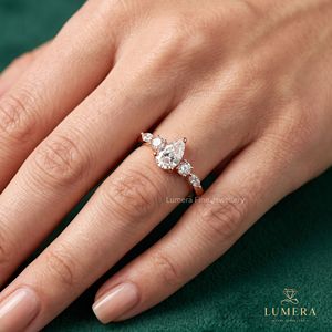 Bague de fiançailles en or rose avec diamant de laboratoire taille poire et pierres latérales multiples (rondes et marquises) – Bague de promesse de luxe pour femme - Product Image 6