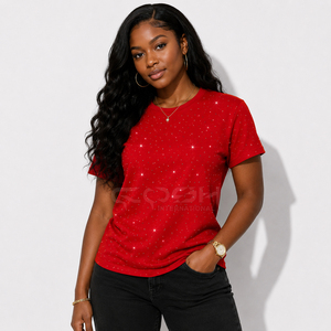 T-shirt rouge en coton à col rond personnalisé avec strass étincelants de qualité supérieure, vente en gros par l'usine Cosh International - Product Image 3