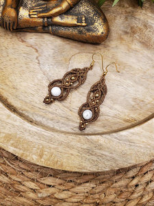 Boucles d'oreilles pendantes en howlite blanche faites à la main, cordon marron, style bohème, perles dorées, bijoux artisanaux pour femmes - Product Image 5