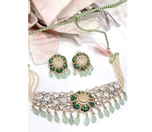 Magnifique ensemble collier et boucles d'oreilles plaqué or de qualité supérieure, design classique, pour femme, idéal pour les mariages et les événements. - Product Image 2