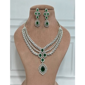 Magnifique ensemble collier et boucles d'oreilles en zircon plaqué argent de qualité supérieure, tendance, pour fiançailles, mariage et occasions spéciales. - Product Image 1