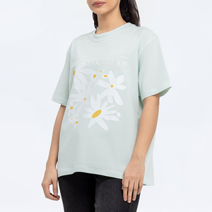 T-shirt décontracté moderne pour femme, vêtement streetwear élégant, chemise de mode quotidienne confortable et oversize pour femme - Product Image 1
