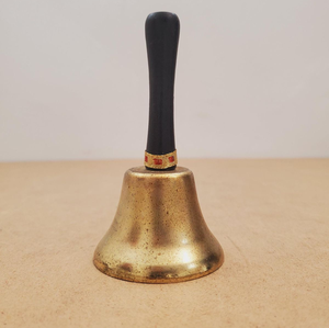 Cloche à main vintage simple en laiton, fabriquée avec une poignée en bois foncé et lisse, disponible à prix de gros. - Product Image 1