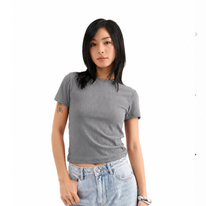 เสื้อยืดผู้หญิงทรงเข้ารูป แขนสั้น คอกลม เนื้อผ้านุ่ม ยืดหยุ่นได้ สวมใส่สบาย - Product Image 3