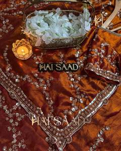 Sari de seda pura para fiestas, con brillo de terciopelo, con lentejuelas de cuentas doradas originales y delicado trabajo manual de cutdana. - Product Image 4