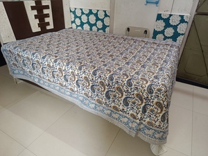 Couvre-lit imprimé floral et oiseaux, style bohème, moderne, toutes saisons, en denim patchwork, rembourrage en coton fait main, pour usage domestique - Product Image 1