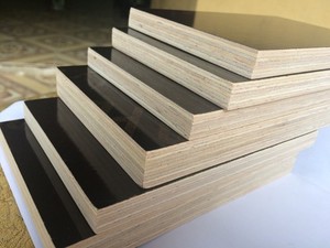 Contreplaqué filmé réutilisable 10 fois pour la construction extérieure, fournisseur vietnamien OEM, 8x4, épaisseur 12-15-18mm, E1 A2, résistant à l'eau - Product Image 1