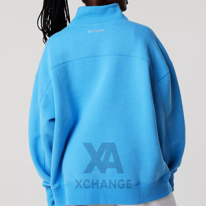 Sudadera Varsity Personalizada para Mujer, Cuello Alto, Estilo Holgado, con Bordado de Logotipo Frontal y Diseño Gráfico con Letras - Product Image 2