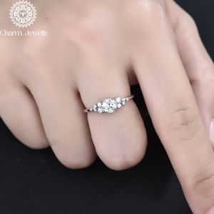 Bague de fiançailles en moissanite pour femme Charm Jewells, en argent et or platine, certifiée IGI, sertissage classique à griffes, pavé de pierres précieuses de 3 grammes - Product Image 1
