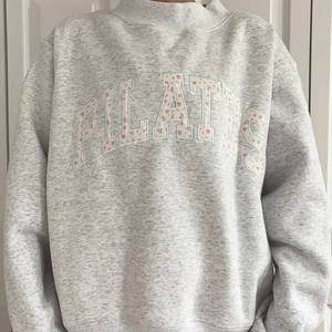 Sudaderas Personalizadas de Manga Larga, Holgadas, Color Gris Perla, Cuello Alto, Bordadas, de Alta Calidad, para Pilates, Fabricante de Sudaderas para Mujer - Product Image 2