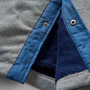 Veste en polaire sherpa pour homme personnalisée, couleur grise, fermeture à boutons, style décontracté, streetwear, manches longues, capuche intégrée - Product Image 3