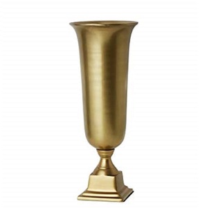 Vase trophée en métal doré antique, base carrée, piédestal, urne à fleurs, vase trompette classique finition laiton, centres de table de mariage, décoration d'hôtel - Product Image 1