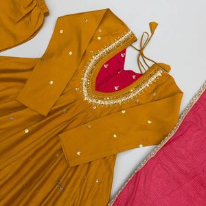 Vestido de seda romana premium con bordado de espejo, pantalón y dupatta con estampado digital de cuadros Kota para fiestas - Product Image 5