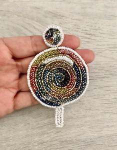 Boucles d'oreilles créoles élégantes brodées de perles de verre, avec pendentifs en forme de chapeaux d'anniversaire en perles légères, pour mariage et occasions festives, accessoire de bijouterie - Product Image 2