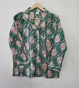 Exquisito Conjunto de Pijama de Algodón con Estampado de Leopardo Verde Bosque, Estampado a Mano, Ropa de Dormir Elegante y Artesanal para Mujer, Verano, Sostenible - Product Image 2