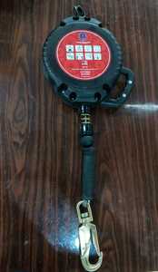 Dispositivo anticaídas retráctil para seguridad en el lugar de trabajo, diseñado para reducir los riesgos de caídas durante actividades de acceso en altura. - Product Image 4