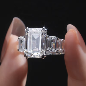 Bague de fiançailles en diamant de laboratoire taille émeraude platine 1 carat avec pierres latérales baguette, plaqué or 18 carats, bijoux unisexes tendance - Product Image 4