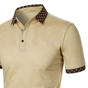 Polo à manches courtes beige pour homme avec col et poignets à motifs marron, coupe décontractée, respirant, en coton tricoté - Product Image 3