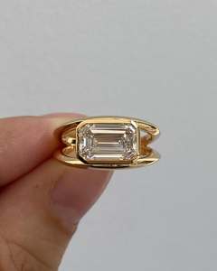 Anillo de Compromiso y Boda de Alta Calidad con Zirconia de 2.50 Quilates, Corte Esmeralda, Oro Blanco de 14K, Engaste de Puntas, Joyería Moderna para Fiestas - Product Image 2