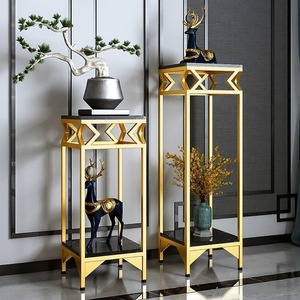 Table basse ronde en métal à trois pieds avec design décoratif industriel, plateau en marbre, mobilier moderne pour salon, style contemporain - Product Image 1