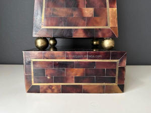 Torre Decorativa Vintage de Cuerno Tesselado y Latón para Decoración del Hogar y Oficina, Artesanía de Cuerno Hecha en India - Product Image 6