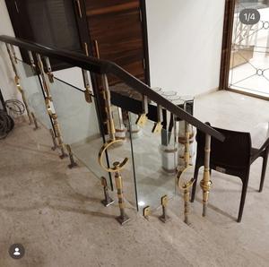 Balustre en laiton de luxe avec rampe en verre, idéal pour les projets d'intérieur ou d'hôtels. - Product Image 1