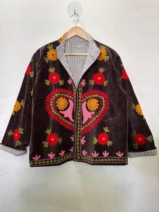 Chaqueta de Terciopelo Marrón Oscuro Hecha a Mano para Mujer, con Bordado Floral Vibrante Suzani, Estilo Boho Chic, Reversible, Kimono Abierto por Delante - Product Image 4
