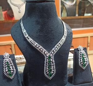 Parure de bijoux de luxe classique plaquée argent avec strass verts pour mariées, mariages, fêtes et soirées - Product Image 1