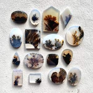 Gema de ágata dendrítica natural de alta calidad en forma mixta para la fabricación de joyas. - Product Image 1