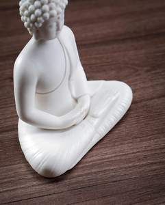 Pequeña Estatua de Buda de Resina Blanca, Diseño Art Deco, Hecha a Mano para Decoración del Hogar y Exteriores, 4.3 Pulgadas - Product Image 6