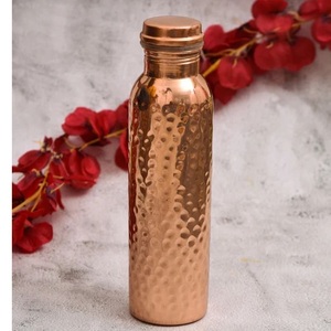 Botella de Agua Moderna Ergonómica de Cobre Martillado 1000ml, Cantimplora Estética para Escritorio, Termo Metálico Premium para Oficina, Venta al por Mayor - Product Image 5