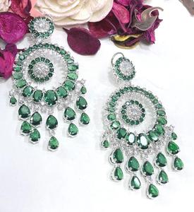 Aretes con Acabado Plateado y Circonitas de la Mejor Calidad, Diseño Elegante para Mujeres y Niñas, Ideales para Vestidos de Noche y Fiestas - Product Image 3