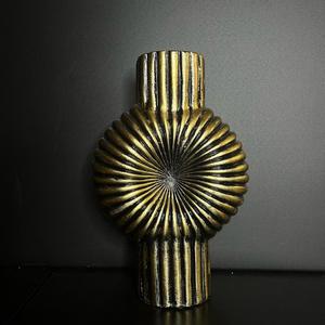 Vase en métal de luxe pour la décoration de la maison |   Vase décoratif artisanal en laiton et aluminium pour hôtel et aménagement intérieur, qualité export - Product Image 1