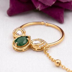 Élégant anneau de nez de mariée plaqué or avec pierre émeraude verte et chaîne, piercing de nez traditionnel indien pour mariage - Product Image 2