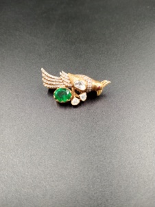 Broche Paon Vintage en Argent 925 de Luxe Amaira Jewels avec Pierre Taille Émeraude et Pavé de Diamants, Bijou Fin Nœud Papillon, Cadeau Unisexe - Product Image 5
