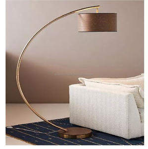 Lampadaire en métal doré avec abat-jour en tissu et design de luxe moderne parfait pour la décoration élégante du salon et de la chambre à coucher - Product Image 1