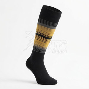 Chaussettes de sport fabriquées au Pakistan avec un ajustement élastique et un tissu respirant pour l'entraînement au football, la course à pied et la pratique. - Product Image 5