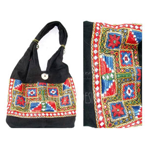 Sac à bandoulière ethnique brodé en toile pour femme, fait main, style bohème traditionnel, élégant sac à main brodé tendance pour le voyage - Product Image 3