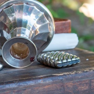 Boîte à allumettes moderne en métal torsadé, accessoire durable pour cigarettes, forme bâton, finition argentée - Product Image 4
