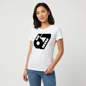 เสื้อยืดแขนสั้นสีขาวสำหรับผู้ชายซิกซ์เซเว่นพร้อมโลโก้ 67 สีดำพิมพ์ลายด้านหน้าลำลองคอกลมผ้าฝ้ายทรงพอดีตัว - Product Image 2