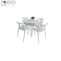 Table carrée moderne en plastique avec surface lisse et structure légère pour usage domestique et commercial