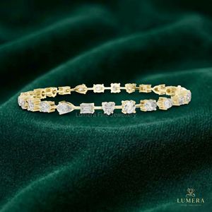 Bracelet tennis multi-formes en diamants de laboratoire avec sertissage à griffes et fermoir de sécurité – Cadeau romantique pour elle - Product Image 3