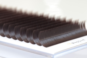 Extensions de cils 3D plates en ellipse faites à la main, couleur bordeaux, en PBT synthétique doux, mates et colorées pour greffe en salon - Product Image 3