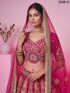 Lehenga Choli de créateur lourd et élégant pour mariée, en soie Gadhwal Banarasi, avec broderies à la main en miroir, Gotta Patti, Dabki doré et motifs en relief, tenue de mariage pour femme - Product Image 6