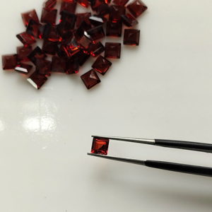 โกเมนสีแดงธรรมชาติ 4 มม. ทรงสี่เหลี่ยมเจียระไนแบบสเต็ปคัท คุณภาพดีที่สุด พลอยเม็ดเดี่ยวสำหรับทำเครื่องประดับ - Product Image 1