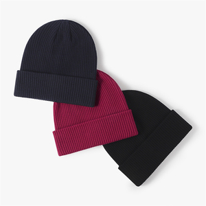 Bonnet tricoté d'hiver haut de gamme, couleur unie, en polyester, avec revers, chaud et confortable, vente en gros, accessoire de mode - Product Image 2